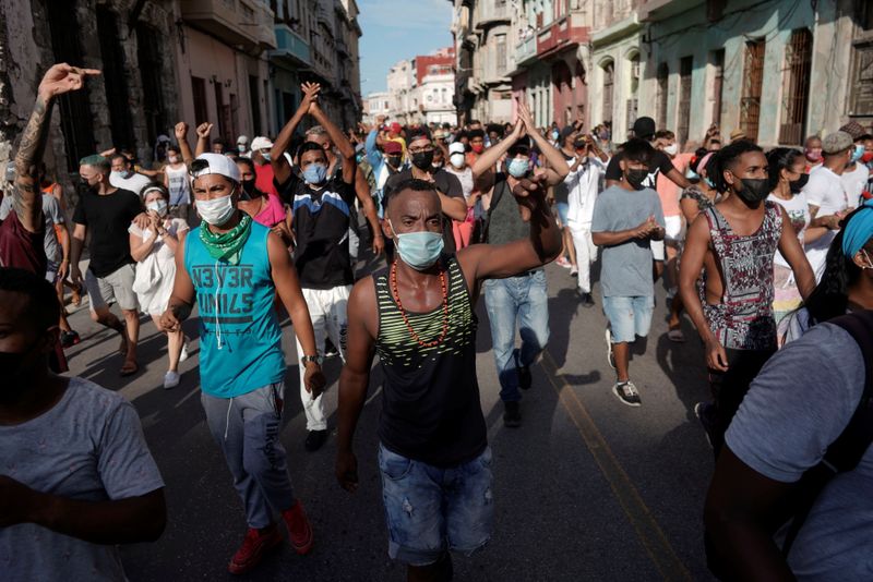 Manifestantes gritam slogans contra o governo cubano durante protesto em Havana