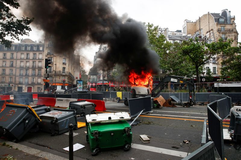 Protesto em Paris contra regras de passaporte médico da Covid -19