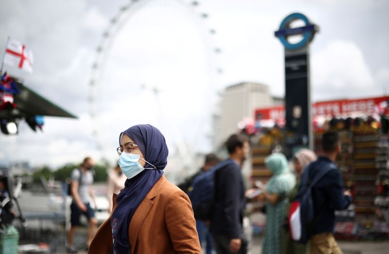 Pessoas caminham sobre a Ponte de Westminster em meio à pandemia de Covid-19 em Londres