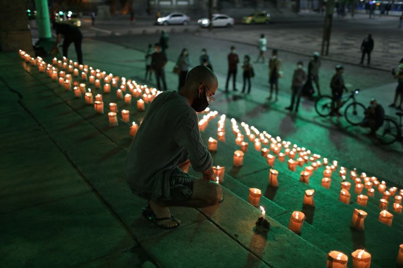 Pessoas acendem velas no Rio de Janeiro em homenagem aos mortos pela Covid-19