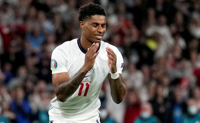 Marcus Rashford lamenta pênalti perdido durante final da Eurocopa entre Inglaterra e Itália em Londres