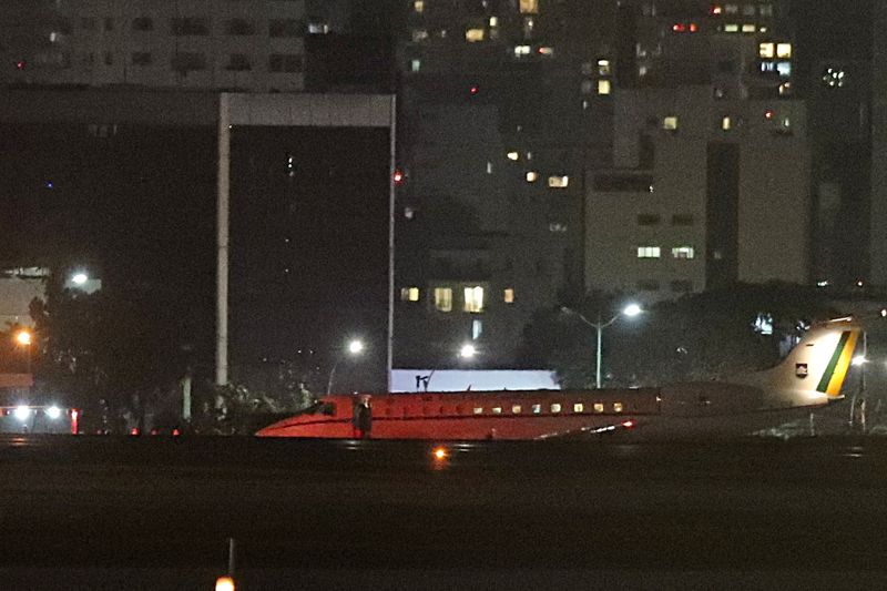 Avião transportando Bolsonaro chega a São Paulo na quarta-feira