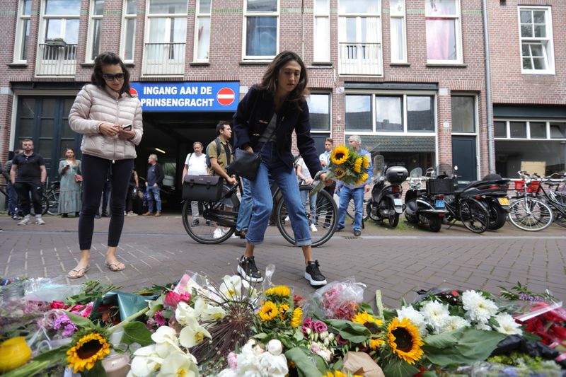 Pessoas deixam flores em homenagem a repórter policial holandês Peter R. de Vries