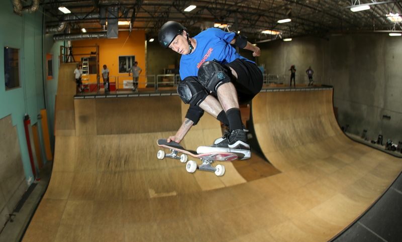 Tony Hawk em pista de skate na Califórnia