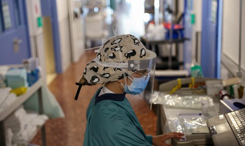 Profissional de saúde em hospital de Barcelona