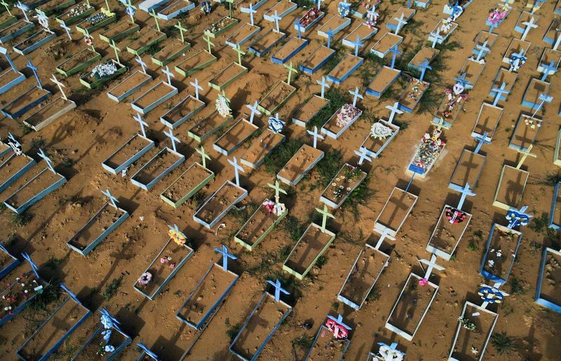 Vista aérea de cemitério em Manaus (AM) em meio à pandemia de coronavírus