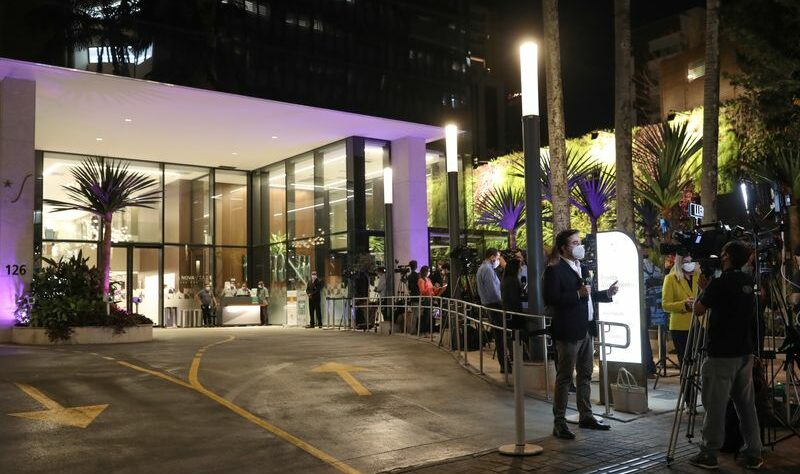 Entrada do hospital Vila Nova Star, onde presidente Jair Bolsonaro está internado, em São Paulo