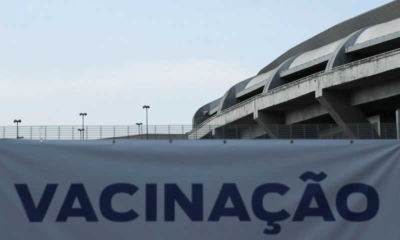 Faixa indica local de vacinação contra Covid-19 perto do Maracanã, no Rio de Janeiro
