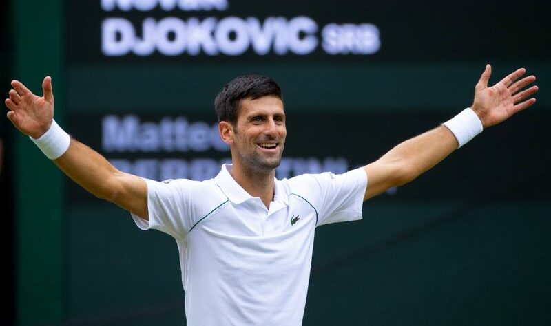 Novak Djokovic comemora após vencer final do torneio de Wimbledon