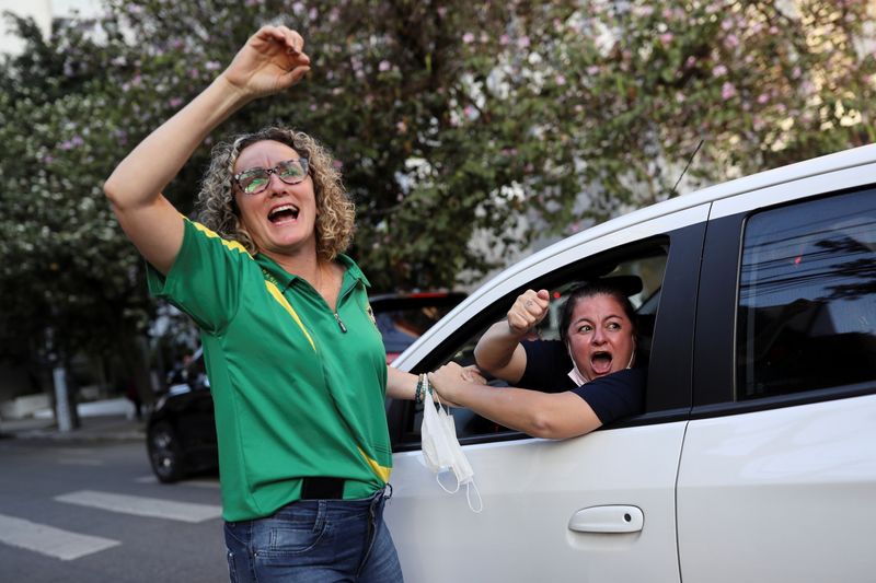 Simpatizantes gritam palavras de apoio a Bolsonaro em frente ao hospital Vila Nova Star