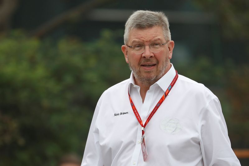 Ross Brawn caminha no circuito de Xangai antes do Grande Prêmio da China em 2017