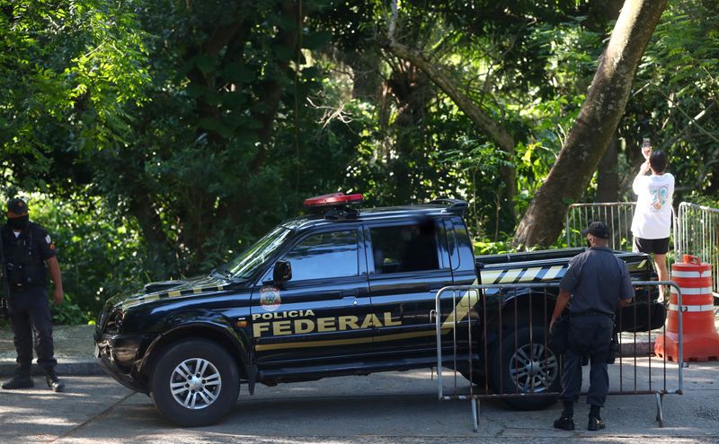Carro da Polícia Federal durante operação no Rio de Janeiro