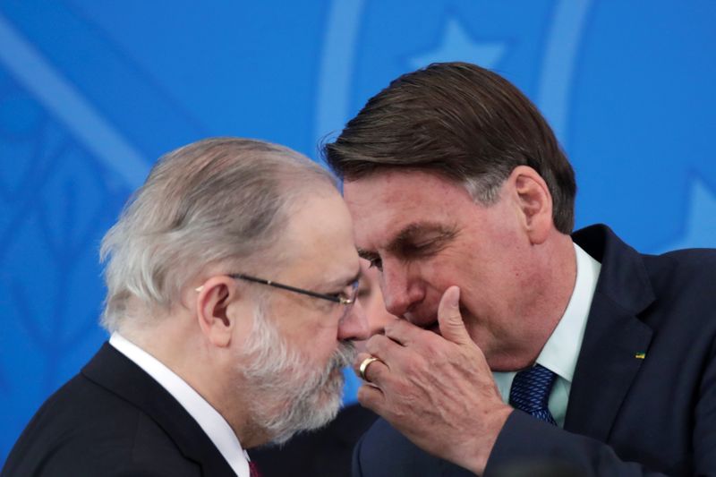 Bolsonaro conversa com Aras durante cerimônia no Palácio do Planalto