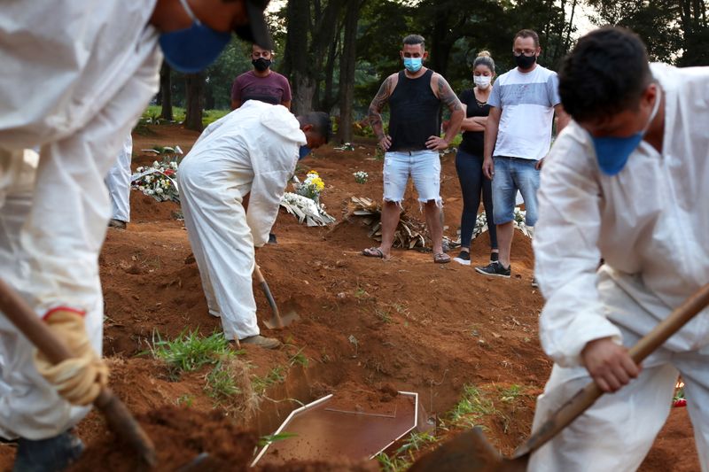 Seputalmento em São Paulo de idosa que morreu de Covid-19