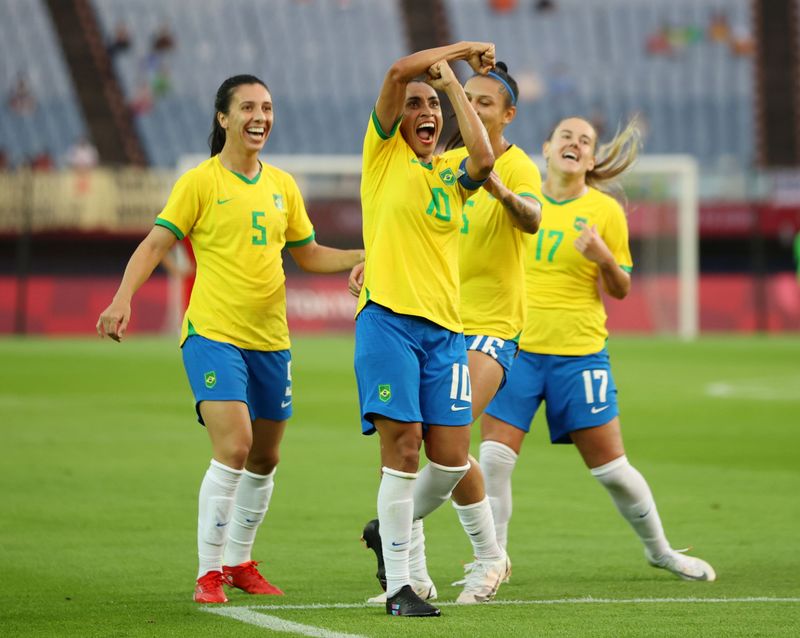 Marta comemora gol marcado contra a China na estreia da seleção brasileira na Olimpíada de Tóquio