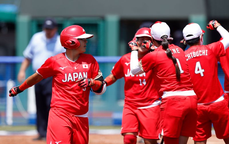Jogadoras da seleção feminina de softball do Japão durante estreia na Olimpíada Tóquio 2020 contra a Austrália em Fukushima