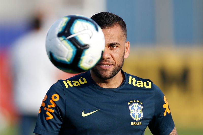 Daniel Alves treina com a seleção brasileira durante a Copa América de 2019