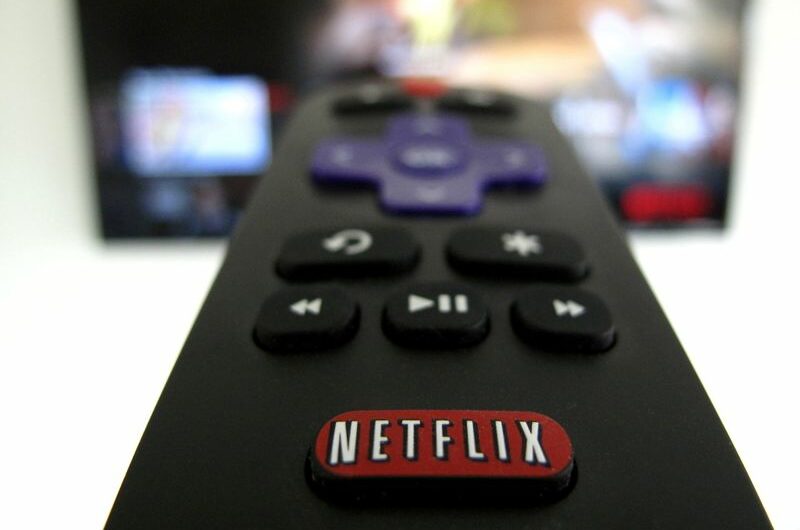 Logotipo da Netflix em controle remoto.