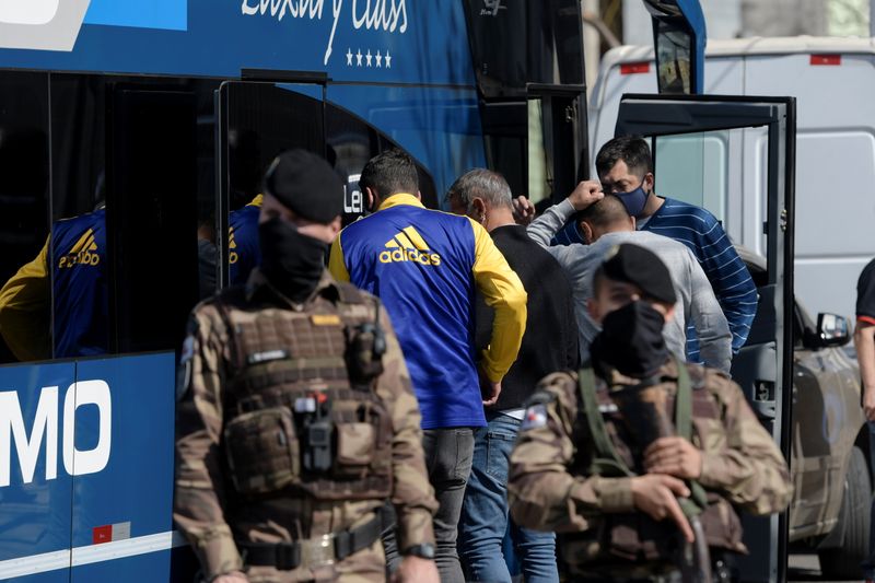 Delegação do Boca Juniors deixa delegacia de polícia em Belo Horizonte