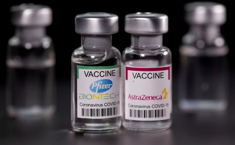 Frascos com etiquetas com logos da Pfizer-BioNTech e da AstraZeneca