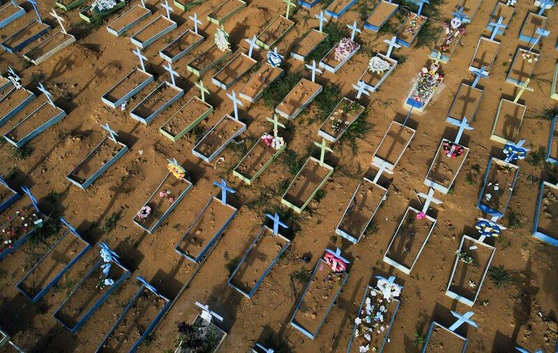 Vista aérea de cemitério em Manaus (AM) em meio à pandemia de coronavírus
