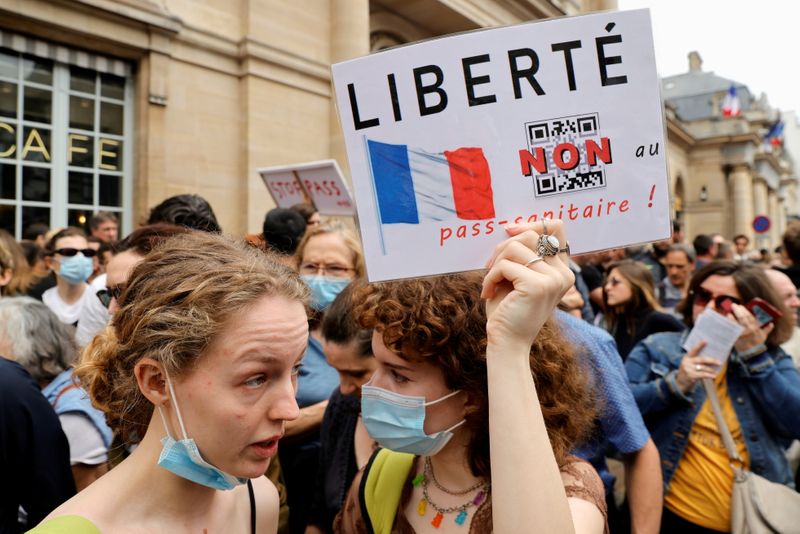 Protesto contra passe de saúde em Paris