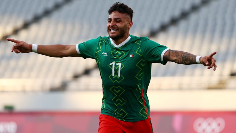 Alexis Vega comemora gol marcado na vitória do México sobre a França no torneio de futebol masculino da Olimpíada de Tóquio