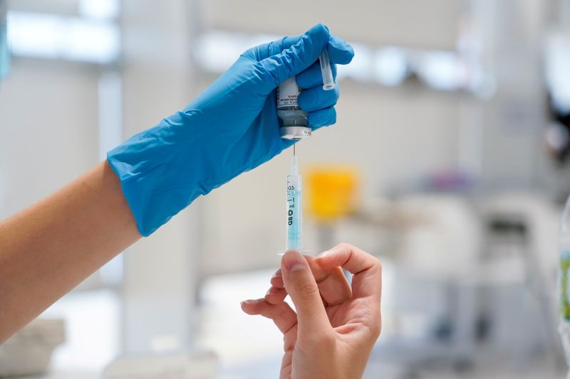 Enfermeira prepara seringa com dose da vacina da Moderna contra a Covid-19 em hospital de Madri, Espanha