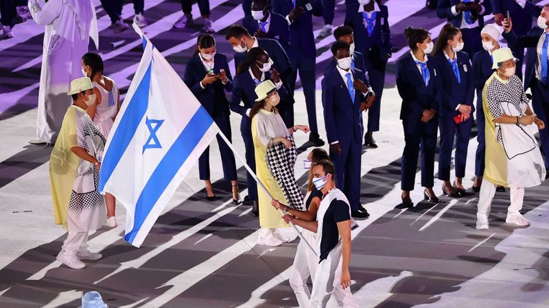 Israelenses Hanna Knyazyeva-Minenko e Yakov Toumarkin durante cerimônia de abertura da Olimpíada Tóquio 2020