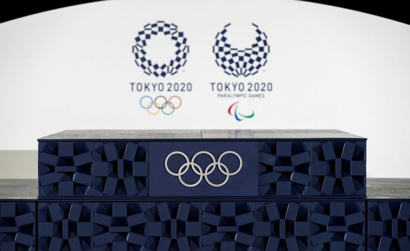 Pódio que será usado na Olimpíada de Tóquio é mostrado na arena Ariake, em Tóquio