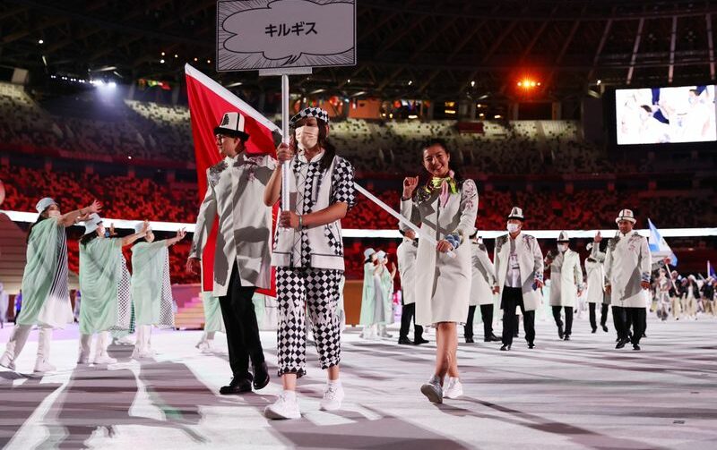Porta-bandeiras do Quirguistão Kanykei Kubanychbekova e Denis Petrashov durante cerimônia de abertura da Olimpíada de Tóquio 2020