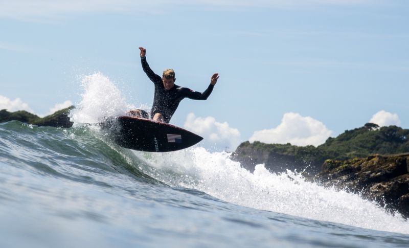 Surfista norte-americano John John Florence treina na praia de Tsurigasaki antes dos Jogos Olímpicos de Tóquio