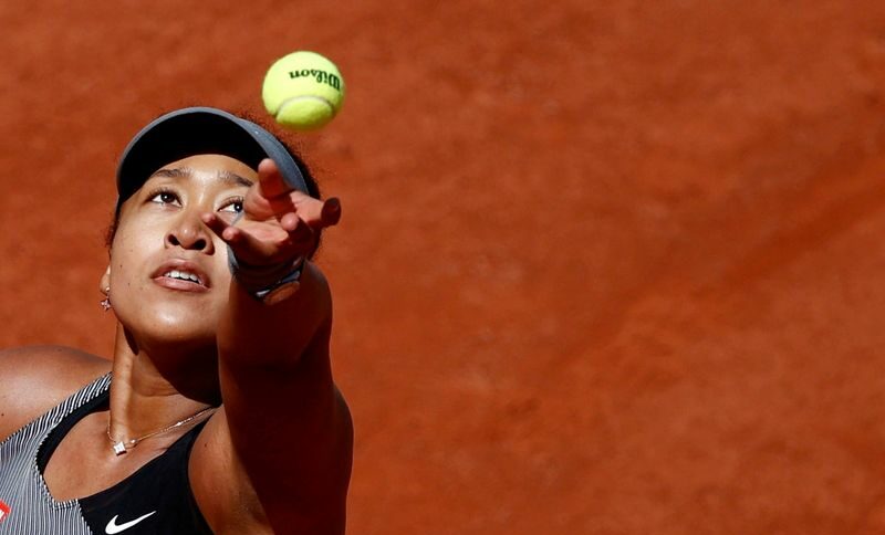 Naomi Osaka se prepara para sacar durante o torneio de Roland Garros