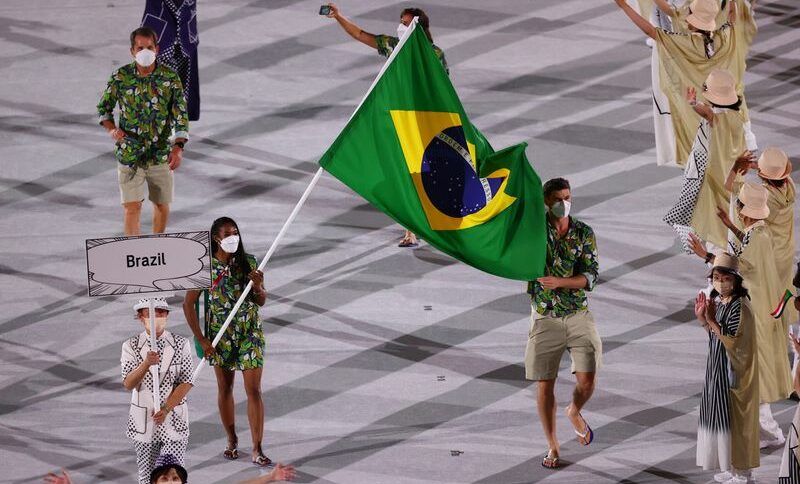 Delegação brasileira desfila na cerimônia de abertura dos Jogos de Tóquio
