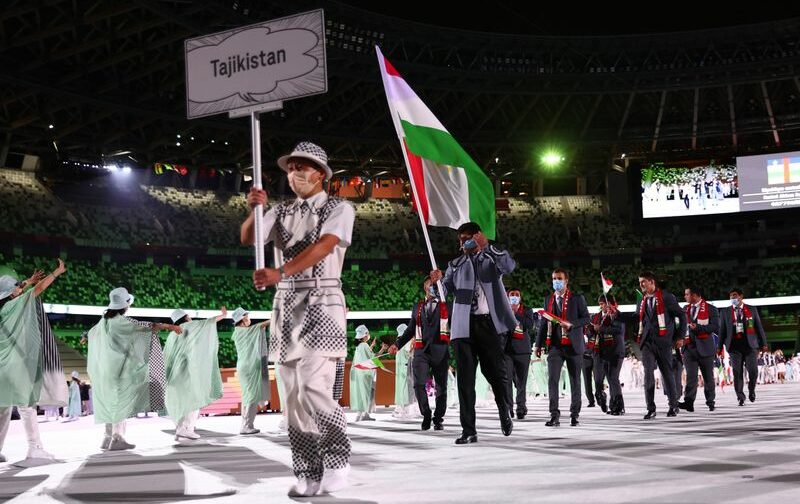 Temur Rakhimov, do Tajiquistão, carrega bandeira do país na cerimônia de aberta dos Jogos do Tóquio