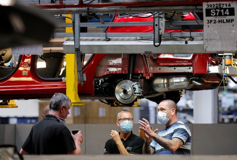 Linha de montagem em fábrica da Vauxhall em Ellesmere Port, Reino Unido