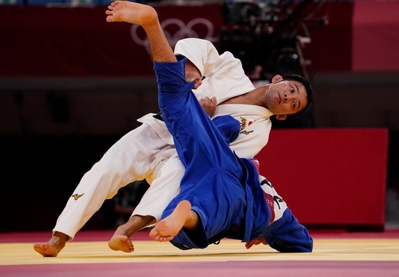 Judoca japonês Naohisa Takato aplica ippon em Yeldos Smetov na semifinal dos Jogos de Tóquio