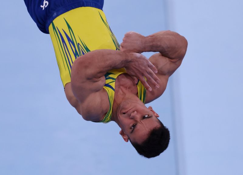 Caio Souza na prova de salto dos Jogos de Tóquio