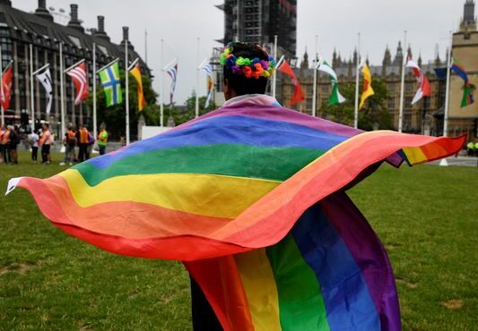 Ativista LGBT+ durante ato em Londres