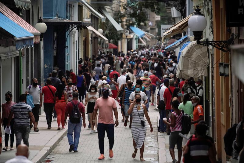 Pessoas caminham em rua de Havana em meio a aumento de casos de Covid-19 em Cuba