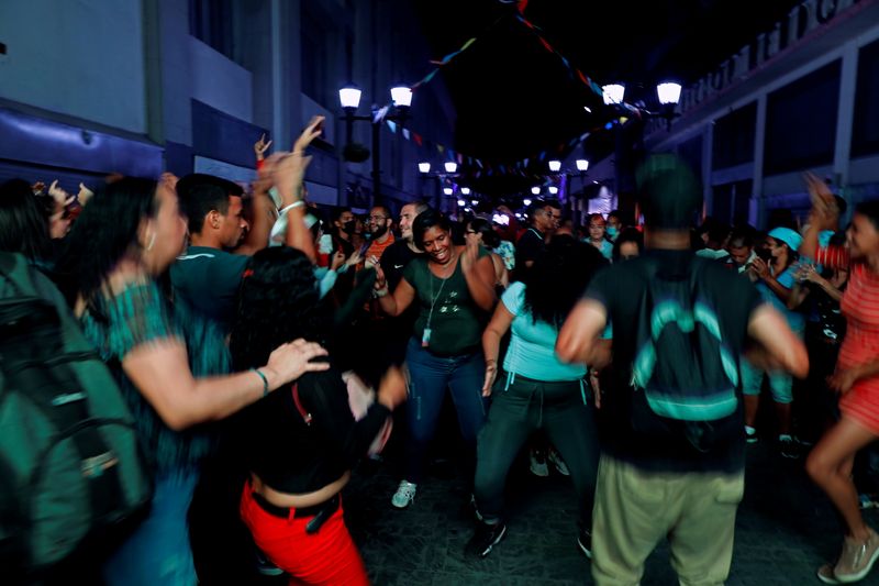 Moradores de Caracas aproveitam música e comida de rua em flexibilização do confinamento