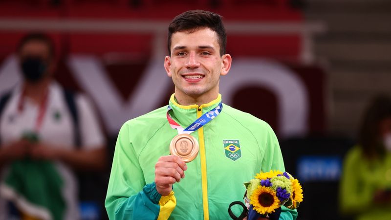 Judoca Daniel Cargnin no pódio da Tóquio 2020