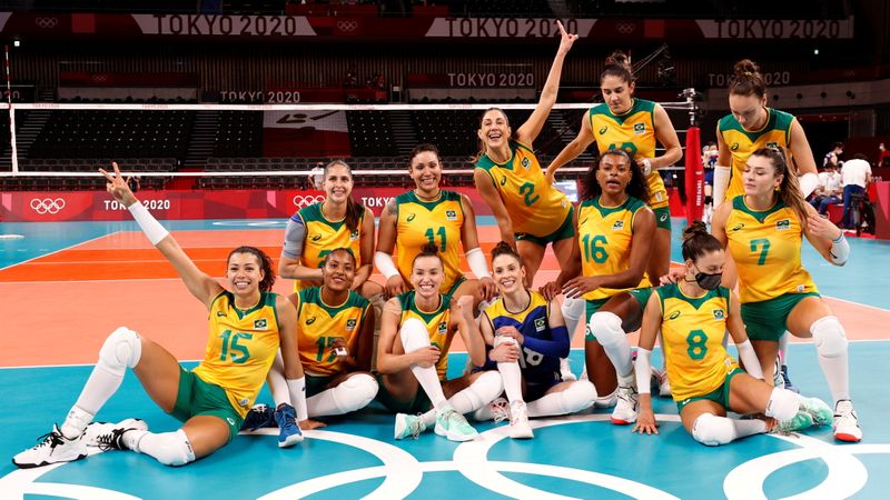 Jogadoras de vôlei do Brasil comemoram vitória sobre a Coreia do Sul