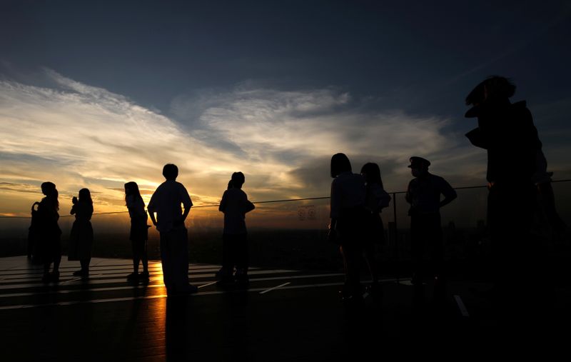 Pessoas observam panorama de Tóquio de observatório Shibuya