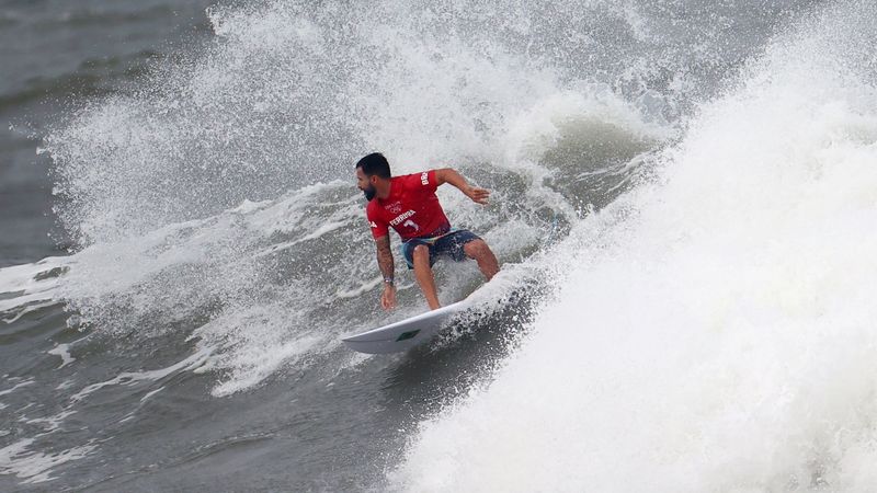 Ítalo Ferreira durante bateria da competição de surfe na Tóquio 2020
