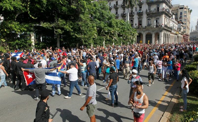 Cubanos a favor e contrários ao governo entram em confronto em Havana