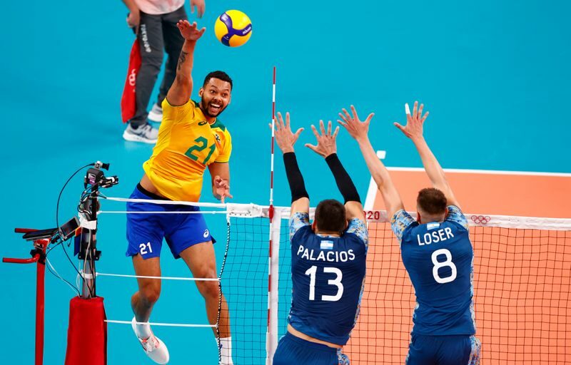 Brasil vira contra Argentina e conquista 2ª vitória no vôlei masculino