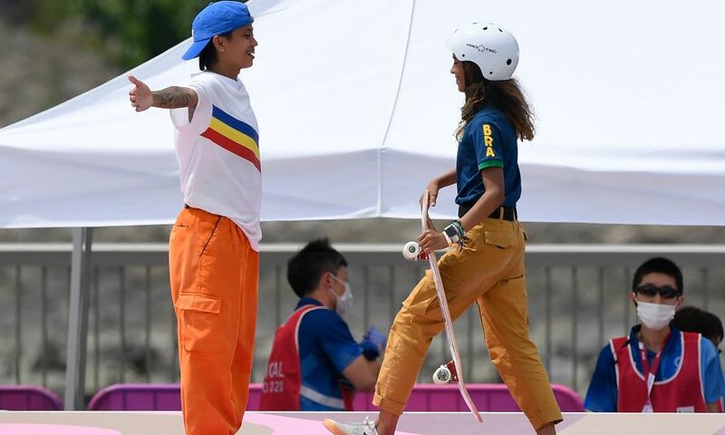 Filipina Margielyn Didal e brasileira Rayssa Leal no skate em Tóquio
