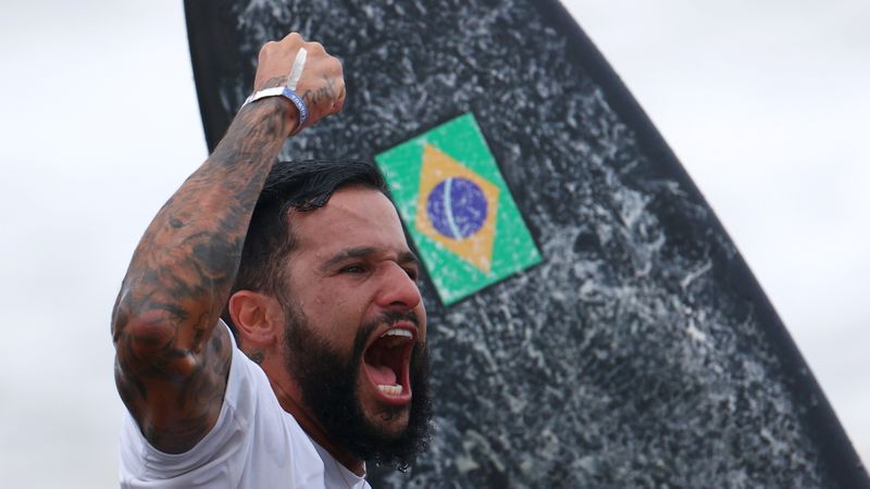 Ítalo Ferreira comemora após ganhar medalha de ouro na Tóquio 2020