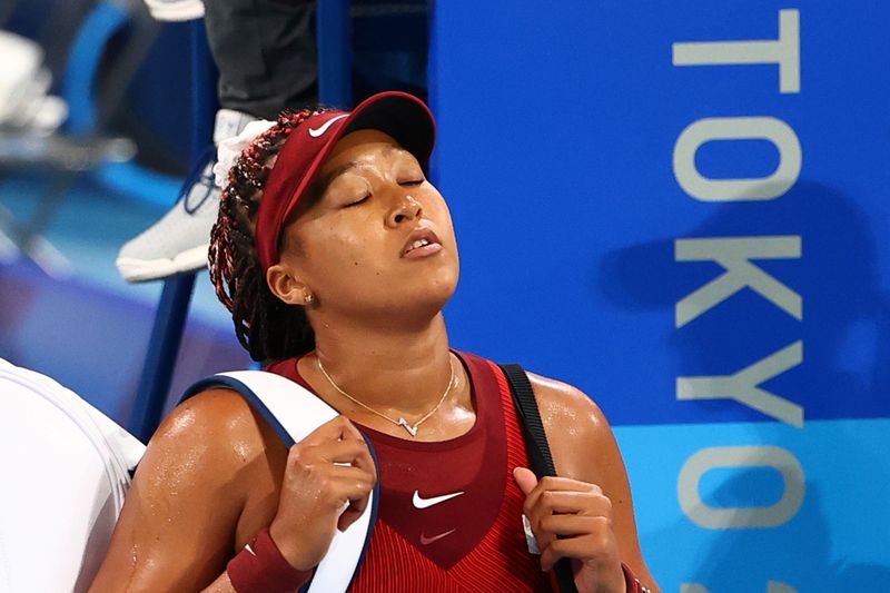 Naomi Osaka deixa a quadra após perder na terceira rodada do torneio de tênis da Tóquio 2020